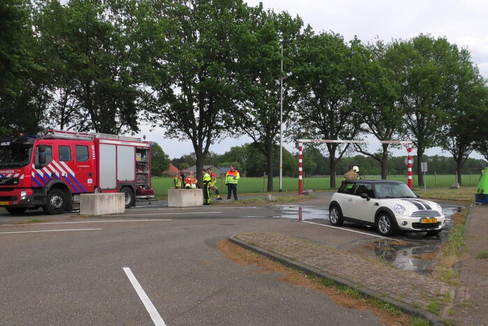 Restafvalcontainer op parkeerplaats langs snelweg vat vlam