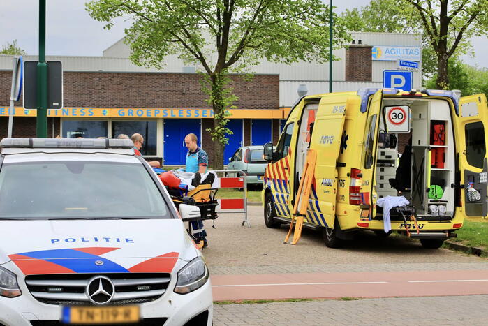 Man op fiets raakt gewond bij botsing met auto