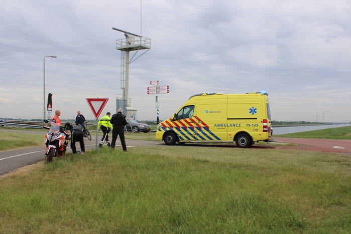 Wielrenner knalt op stilstaande motor