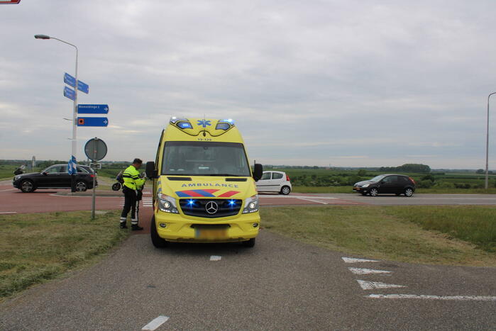 Wielrenner knalt op stilstaande motor