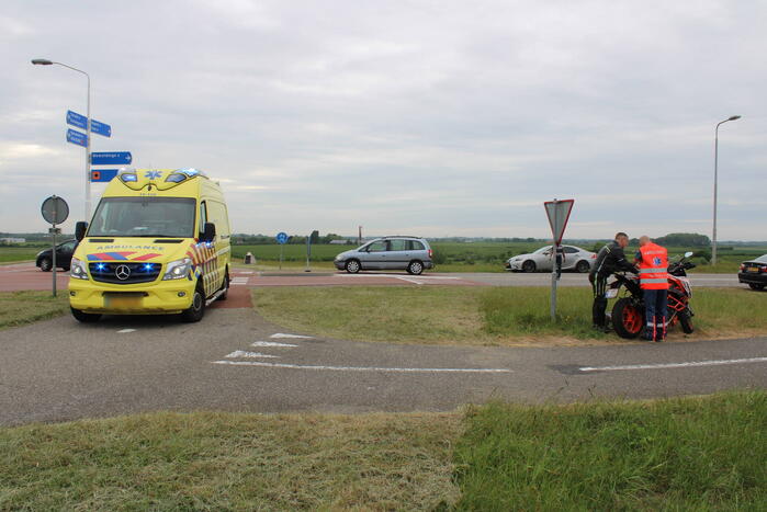 Wielrenner knalt op stilstaande motor