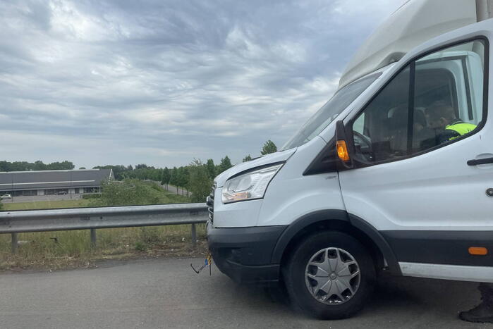 Bestelbus botst achterop personenauto op viaduct snelweg