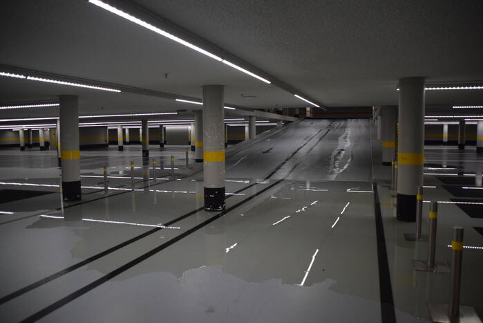 Hevige waterschade door gesprongen sprinkler in parkeergarage
