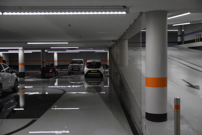 Hevige waterschade door gesprongen sprinkler in parkeergarage