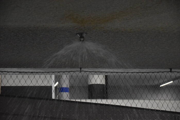 Hevige waterschade door gesprongen sprinkler in parkeergarage