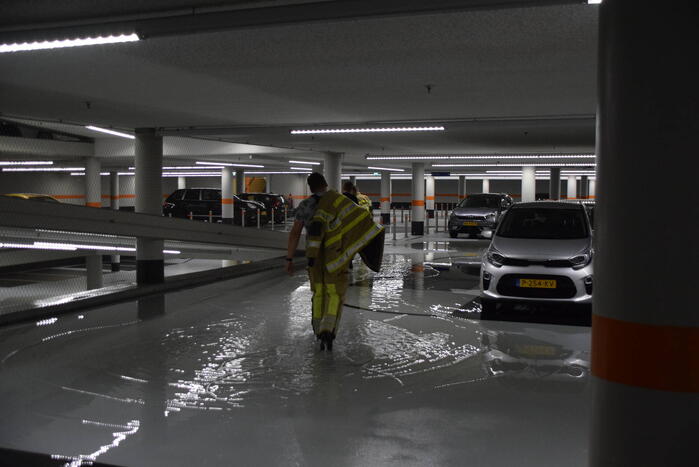 Hevige waterschade door gesprongen sprinkler in parkeergarage