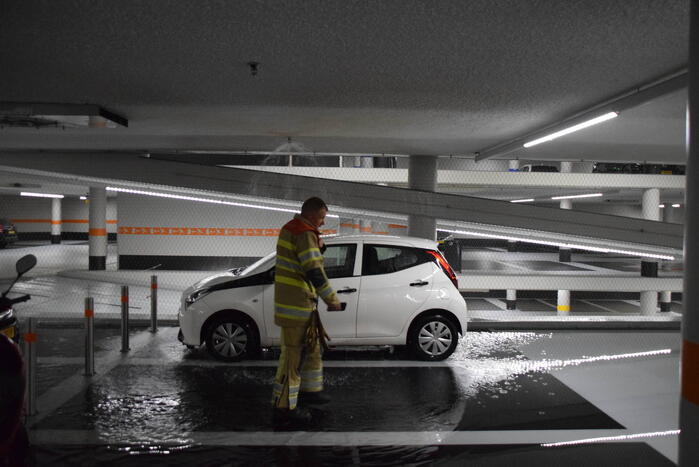 Hevige waterschade door gesprongen sprinkler in parkeergarage