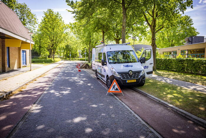 Waterleiding geraakt nabij Zwembad Hoogland