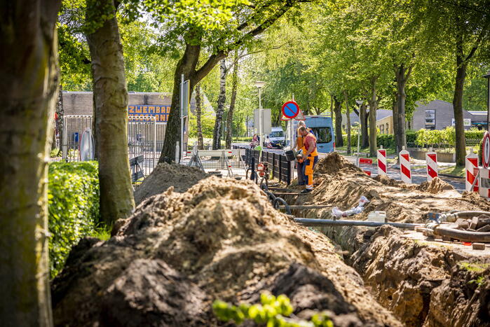Waterleiding geraakt nabij Zwembad Hoogland