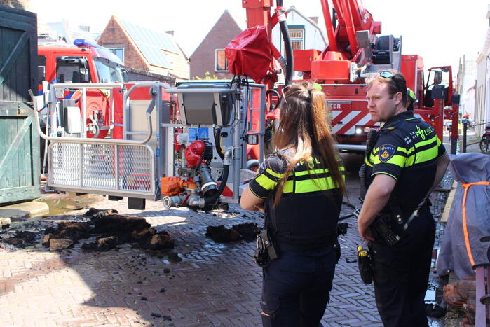 Schuur vat vlam na onkruid wegbranden