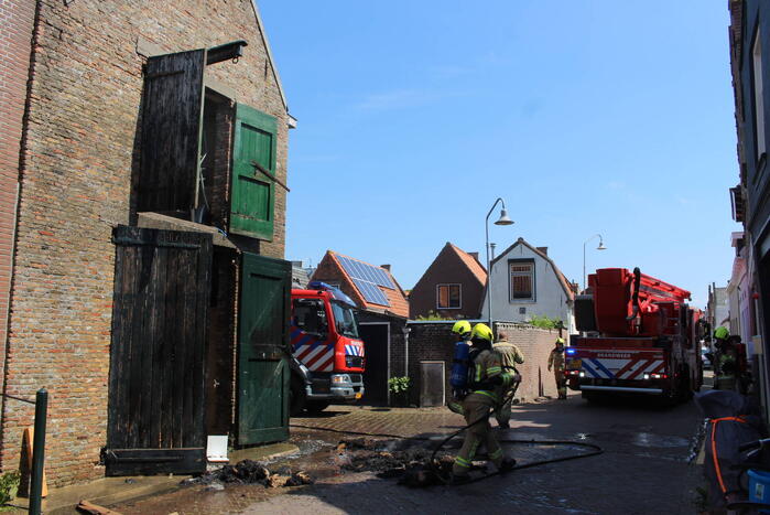 Schuur vat vlam na onkruid wegbranden