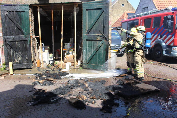 Schuur vat vlam na onkruid wegbranden