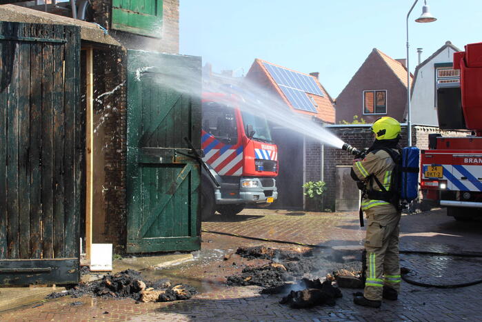 Schuur vat vlam na onkruid wegbranden