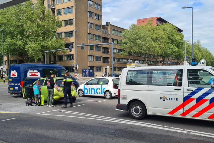 Taxibus botst op voorganger bij verkeerslicht