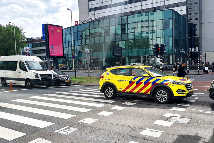 Taxibus botst op voorganger bij verkeerslicht
