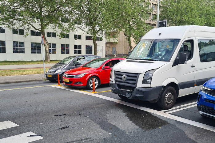 Taxibus botst op voorganger bij verkeerslicht