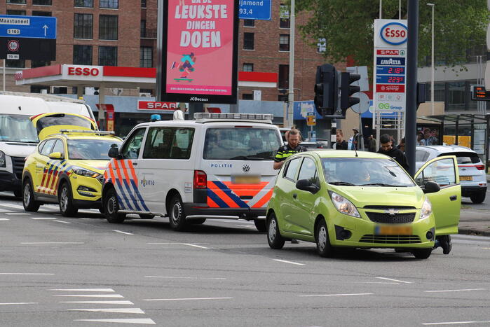 Taxibus botst op voorganger bij verkeerslicht