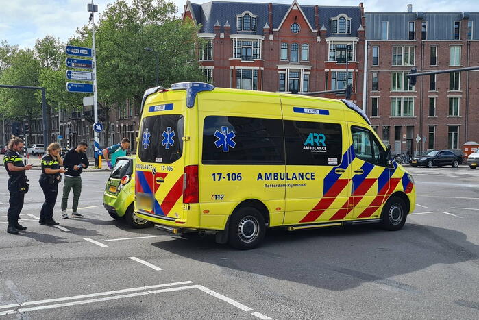 Taxibus botst op voorganger bij verkeerslicht