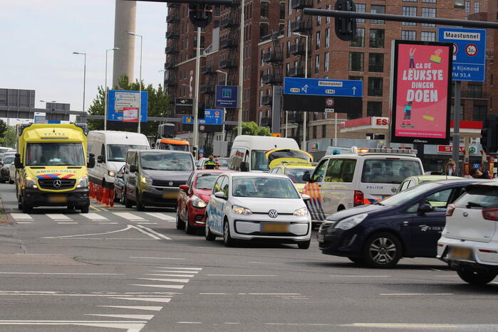 Taxibus botst op voorganger bij verkeerslicht