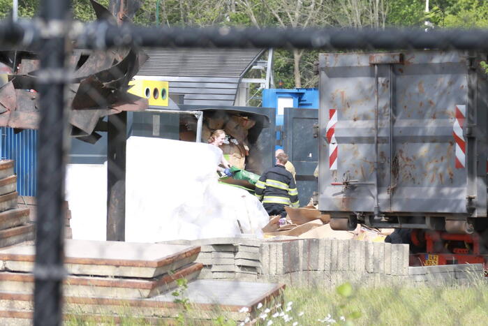 Man bekneld in papiercontainer op afvalbrengstation