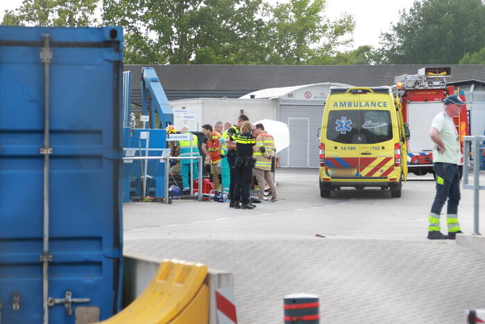 Man bekneld in papiercontainer op afvalbrengstation