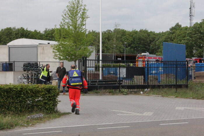 Man bekneld in papiercontainer op afvalbrengstation