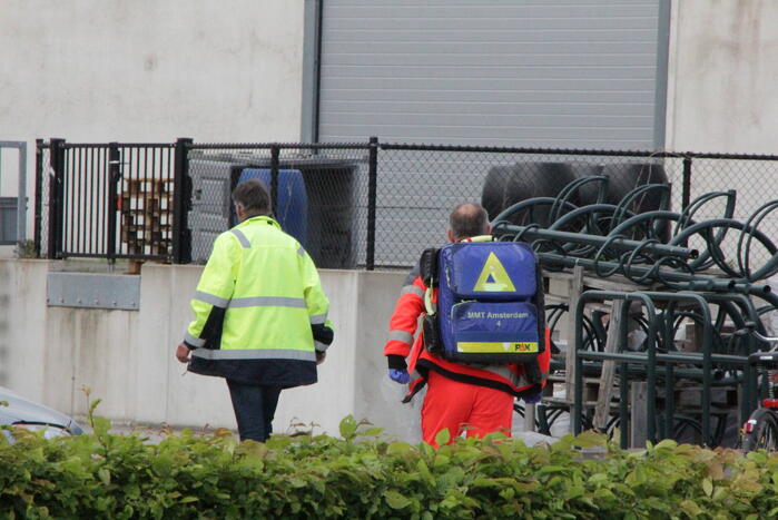 Man bekneld in papiercontainer op afvalbrengstation