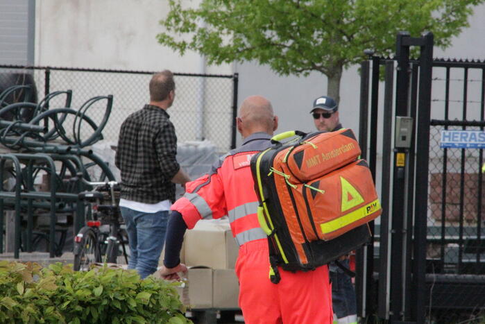 Man bekneld in papiercontainer op afvalbrengstation