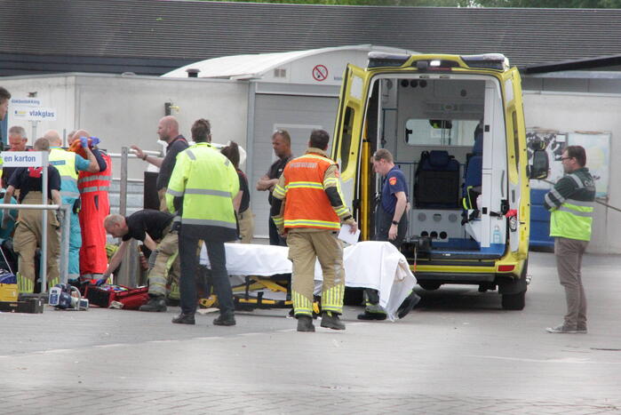 Man bekneld in papiercontainer op afvalbrengstation