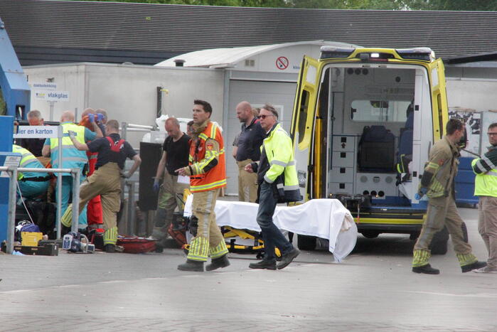 Man bekneld in papiercontainer op afvalbrengstation
