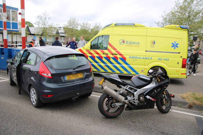 Automobilist botst op paal, motorrijder gaat onderuit