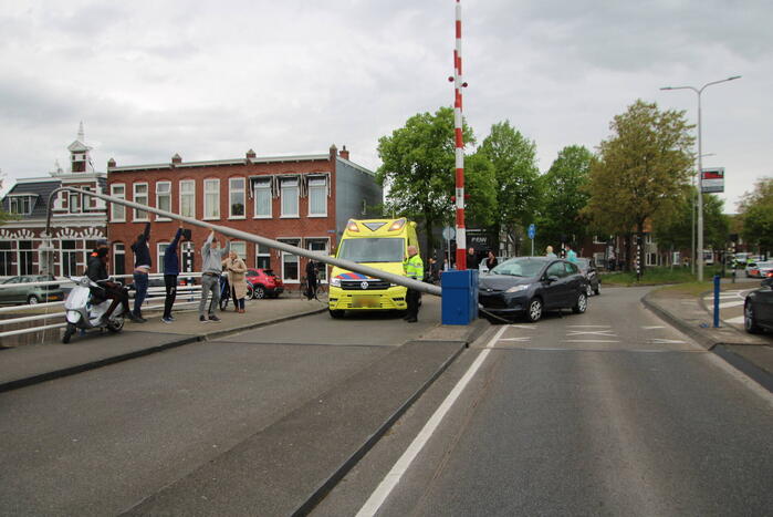 Automobilist botst op paal, motorrijder gaat onderuit
