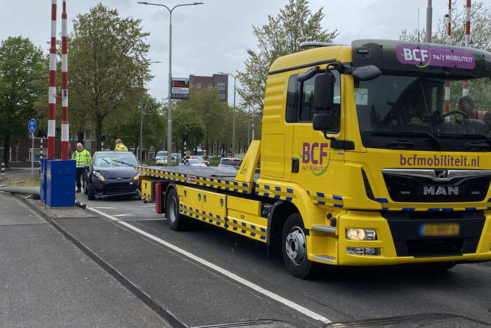 Automobilist botst op paal, motorrijder gaat onderuit