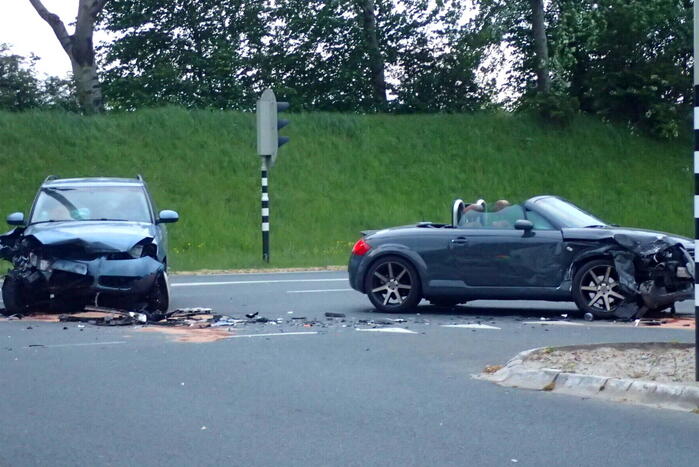 Veel schade na ongeval op kruising