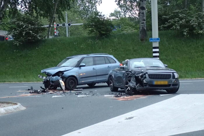 Veel schade na ongeval op kruising