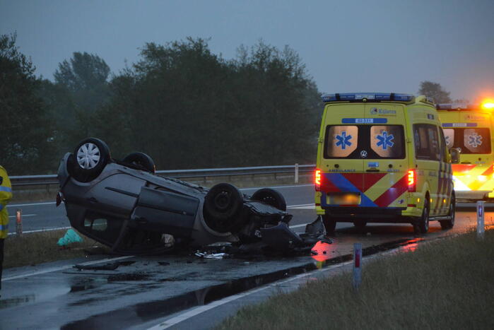 Auto belandt op de kop
