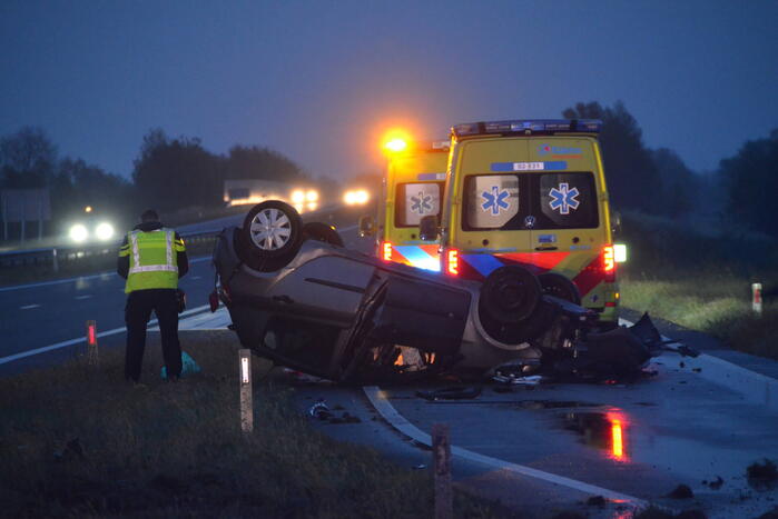 Auto belandt op de kop