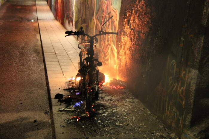 Scooter vat vlam in tunnel