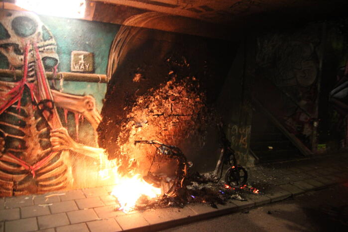 Scooter vat vlam in tunnel