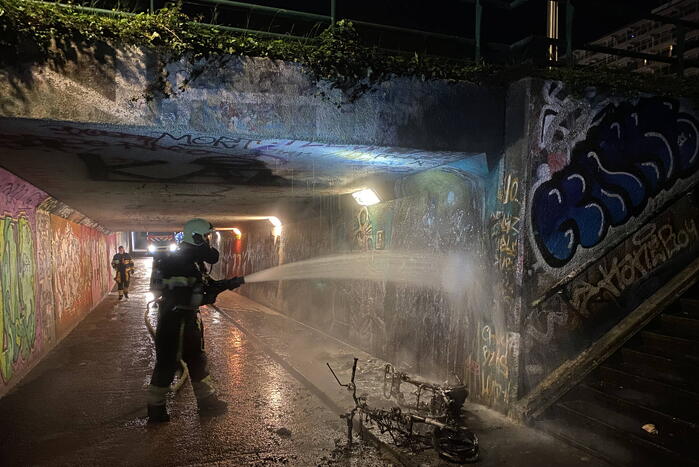 Scooter vat vlam in tunnel