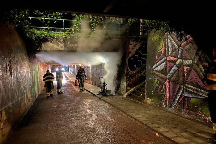 Scooter vat vlam in tunnel