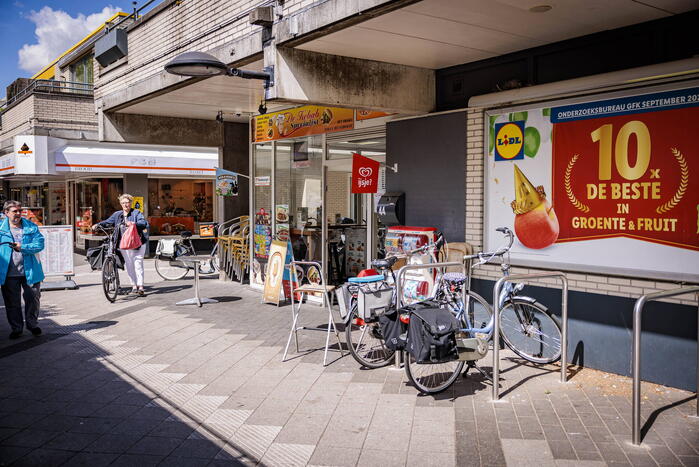 Raam aan diggelen bij inbraak De Kebab Specialist