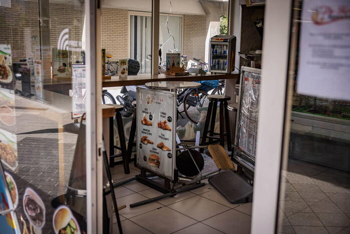 Raam aan diggelen bij inbraak De Kebab Specialist