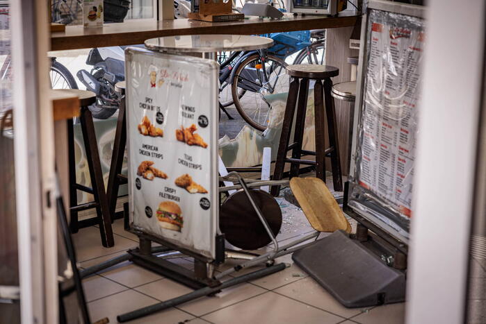 Raam aan diggelen bij inbraak De Kebab Specialist