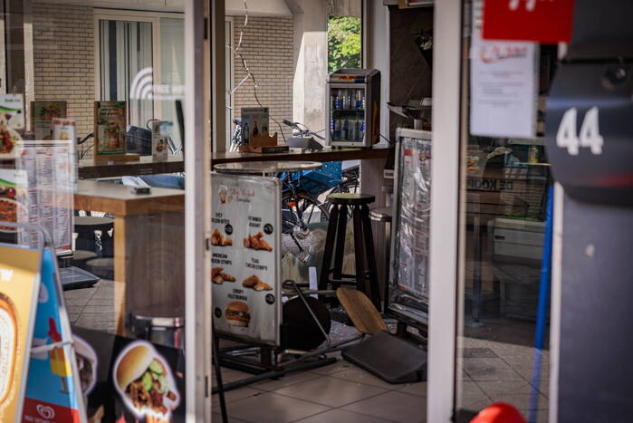 Raam aan diggelen bij inbraak De Kebab Specialist