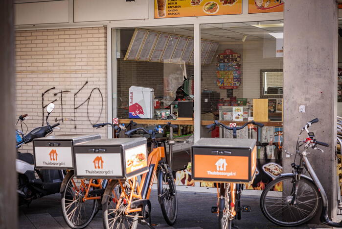 Raam aan diggelen bij inbraak De Kebab Specialist