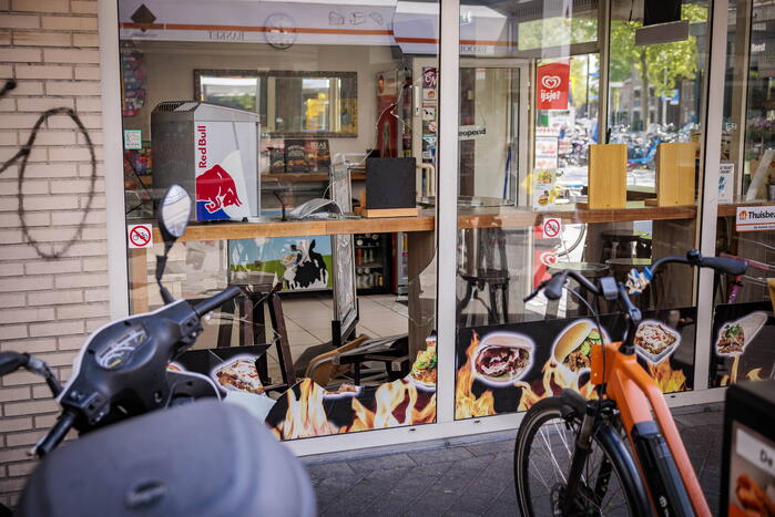 Raam aan diggelen bij inbraak De Kebab Specialist