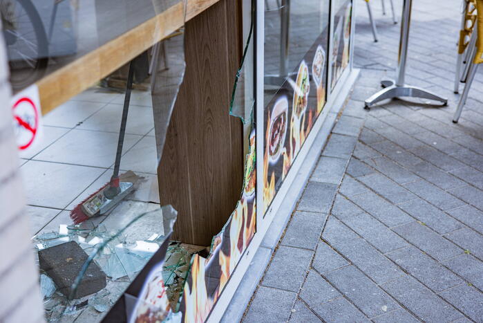 Raam aan diggelen bij inbraak De Kebab Specialist