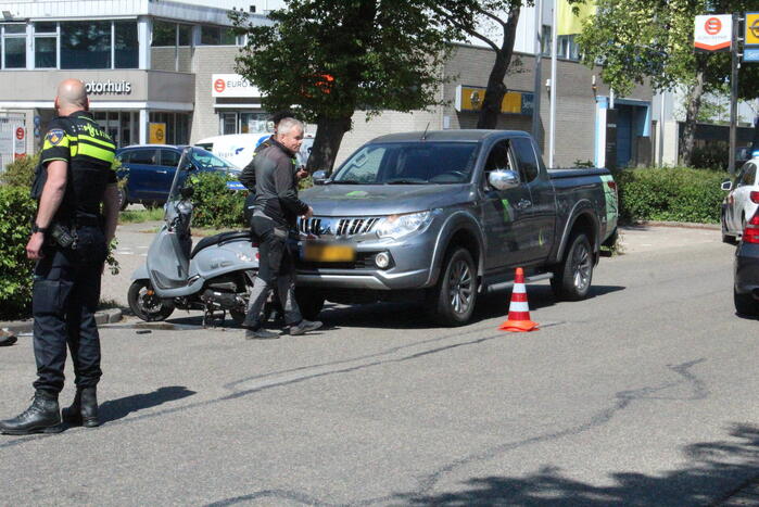 Scooterrijder gewond bij botsing met pick-up truck