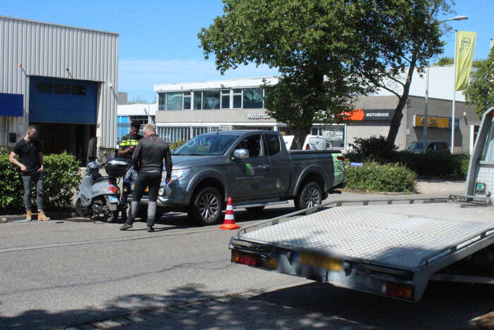 Scooterrijder gewond bij botsing met pick-up truck